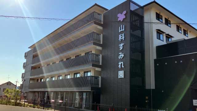 「追分駅」から徒歩圏内の位置に2024年3月に開設。施設入口手前を左折した場所にある駐車場をご利用ください。