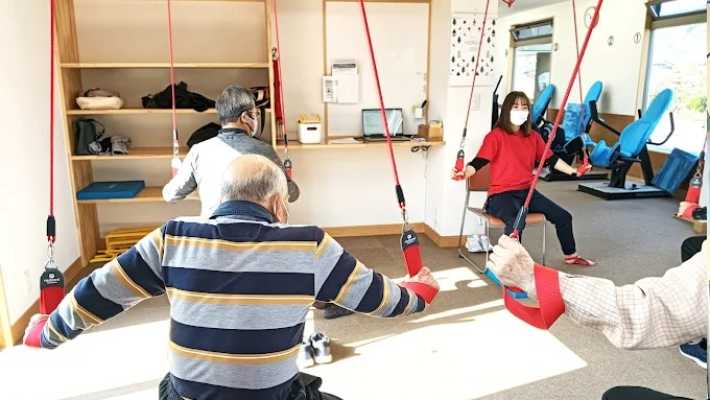 ▼柔軟・体幹・バランスを鍛えます◎｜リハビリテーション機能強化型フィットネス&サロンデイサービス　リハビレッジ多米