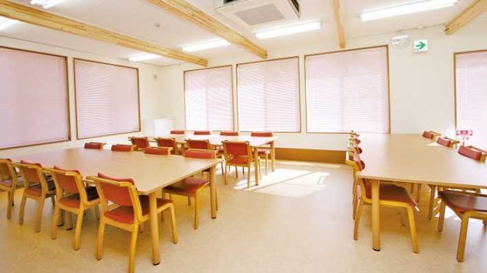 明るいデイルーム｜デイサービスあゆみ保母／有限会社サポートプランニング