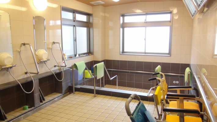 大浴場と機械浴、個浴を完備｜介護付き有料老人ホーム【混合型特定施設いぶき】/(株)いぶきの会