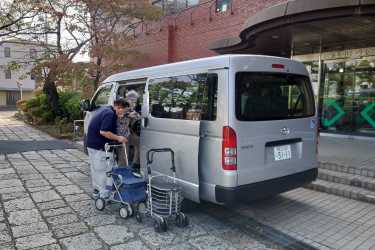 「アリオに行きましょう」※お買い物送迎｜介護付き有料老人ホーム　申孝園ロータスヴィラ（シンコウエンロータスヴィラ）