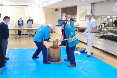 「餅つき大会」｜介護付き有料老人ホーム　申孝園ロータスヴィラ（シンコウエンロータスヴィラ）