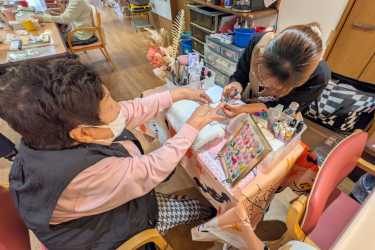 指先から広がる笑顔 ―第2回 福祉ネイルイベント―|はちやデイサービスセンター