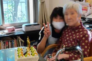 祝💞１００歳のお祝い❣️１１月３日　HAPPY　BIRTHDAY🎉｜介護サークル　かがやき　丘の上の小さな家