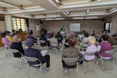 🐸蛙ケロ子と一緒に！音楽で笑顔あふれるひととき｜はちやデイサービスセンター