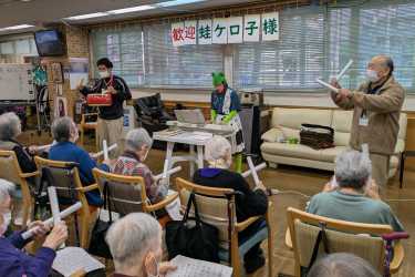 【デイサービスセンター楽人さんで音楽イベントを開催しました！】｜はちやデイサービスセンター
