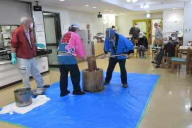 「餅つき大会」｜介護付き有料老人ホーム　申孝園ロータスヴィラ（シンコウエンロータスヴィラ）