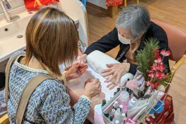 指先から広がる笑顔！福祉ネイルで「心」が輝くひととき｜はちやデイサービスセンター