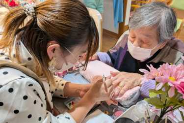 指先にパッと花が咲く！笑顔あふれる福祉ネイル体験｜はちやデイサービスセンター