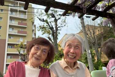 藤の香りに包まれて。笑顔あふれる午後のひととき｜はちやデイサービスセンター