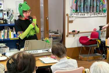 大人気！ケロ子による音楽イベント「ムームーケロ子」🐸｜はちやデイサービスセンター