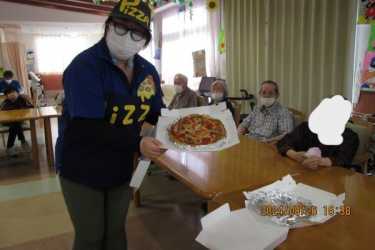 8月はピザのデリバリーもやっちゃいました(^^)/｜こがデイサービスみづまの杜